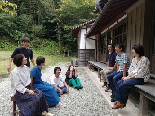 オフィスは築124年目の古民家。庭の手入れも自分たちで！