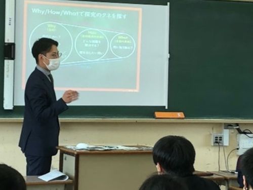 萩高校の探究学習のサポートをする和泉さん