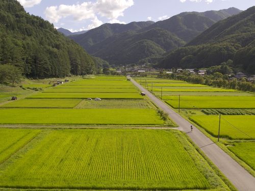 日本昔話に出てきそうな里山エリアは移住モデル地区。移住者が増えています