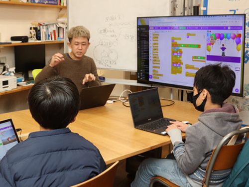 ゲストの原田さんが運営するプログラミング教室の様子