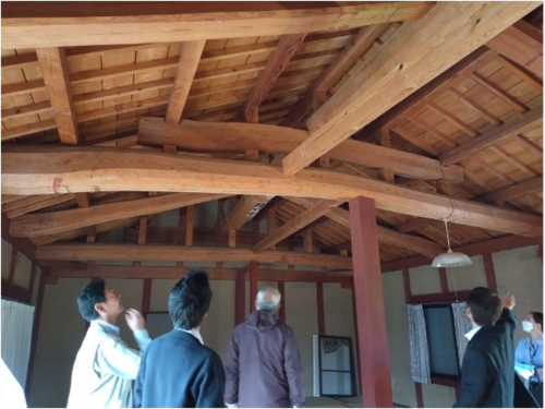 移住コンシェルジュ立ち合いでの空き家見学の様子。