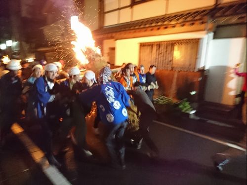 土佐（高知）三大祭りの「久禮八幡宮大祭」は、松明が夜中に町を練り歩きます。
