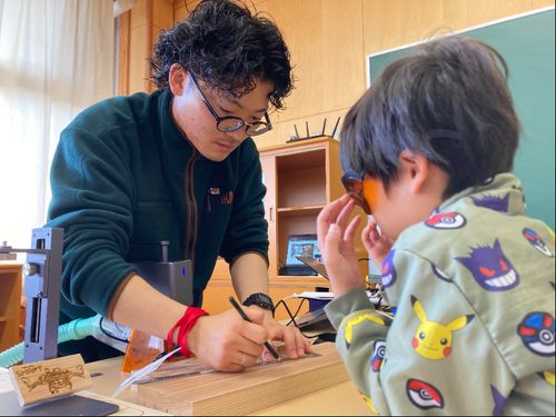 自身のスキルを活かしたものづくりワークショップの様子
