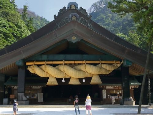 出雲大社に奉納する日本一の大しめなわも制作しています。