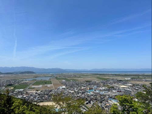 休日に低山ハイクもおすすめです！奥に見えるのは琵琶湖です。