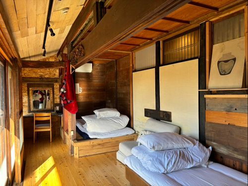 部屋によって広さや眺めも様々・エアコンや薪ストーブで快適空間