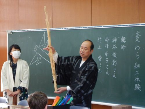 ふるさと教育の一環で毎年市内小学校で出張事業も行っています。