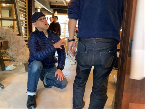 足型測定の後、歩き方のレクチャー中の船中さん