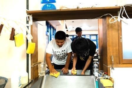 各自が食器を片付け、当番がシンクの清掃も。「生まれて初めて」という生徒もルールをたのしみながら生活。という思い。