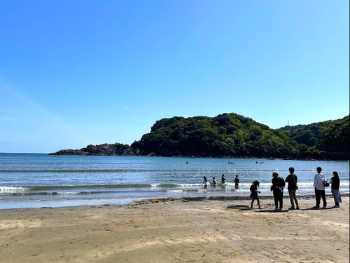 東洋町には２つの海があります。こちらは夏は観光客で賑わう白浜海水浴場