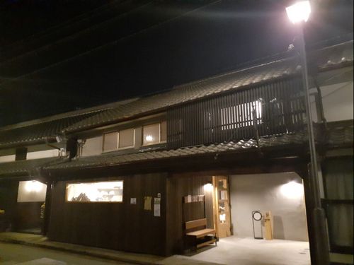 metate夜の外観。夜の雰囲気もステキです。
