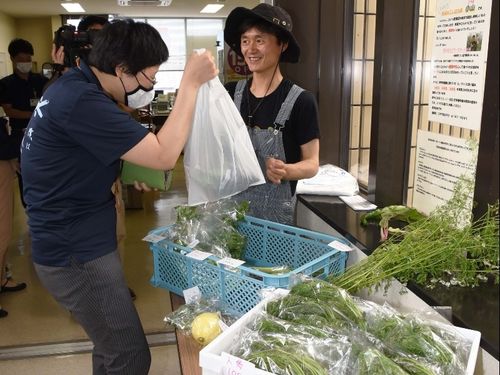 育てた野菜を直接販売して、お客さんとふれあいます。