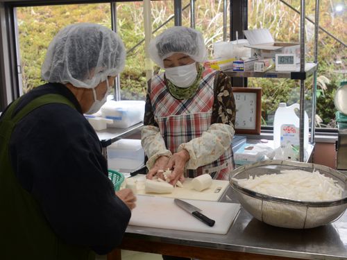 切り干し大根を作られる皆さん