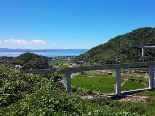 「緑道豊穣の碑 展望所」からは大村湾と西九州新幹線の高架橋が一望できます。