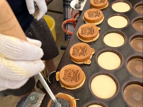 高校生が製菓店とコラボして、見島の鬼揚子の焼印が入った大判焼を販売しました♪