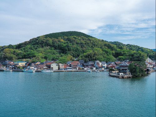 田万川地域の江崎地区。山も海もある暮らしができる。