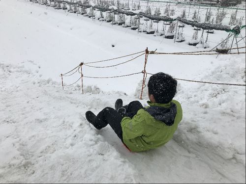 雪の滑り台を体験。希望があれば雪かき体験もできます！