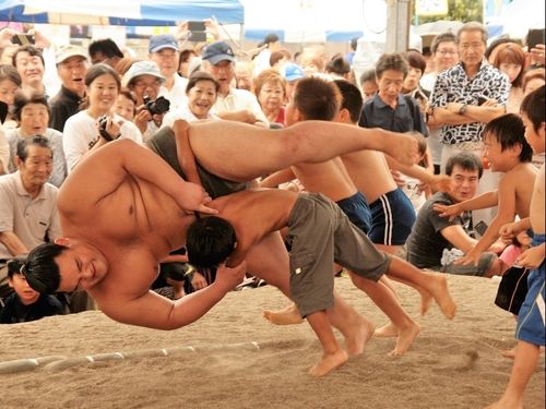 【どすこいペア】力士と触れ合えるお祭り。過去には横綱の稀勢の里関も来ました！