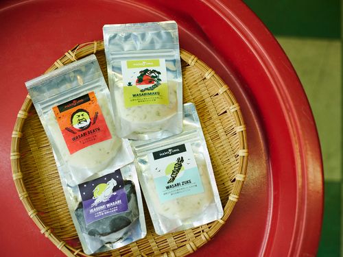 朝・昼・夜専用のわさび漬と、激辛わさび漬（左上）