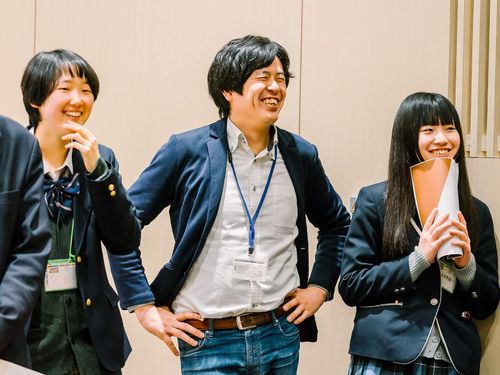 事業責任者の長谷川（真ん中）