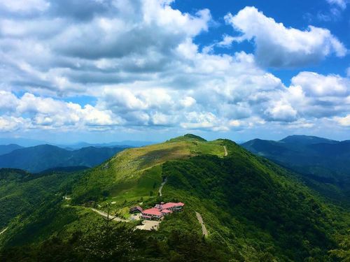 高原の峰に立つ天狗荘。愛媛県と高知県の県境にあります。