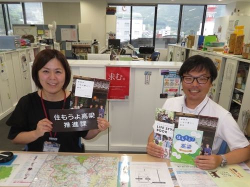 地域おこし協力隊担当の高橋係長（左）と高橋主査（右）