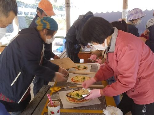 ピザづくり体験の様子