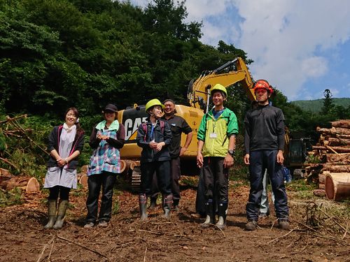 広大な広葉樹林を持つ岩泉では林業が盛んです。林業現場でのインターンシップです。