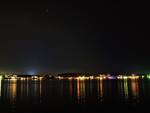 柴山潟の夜景を眺めるナイトクルーズも春秋にかけて運航