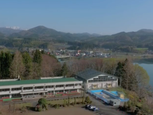花山小学校は、花山湖を臨む高台の上にあります。（栗原市公式YouTubeより）