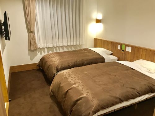 市街地に宿泊施設あり！飲食店まで徒歩圏内です。