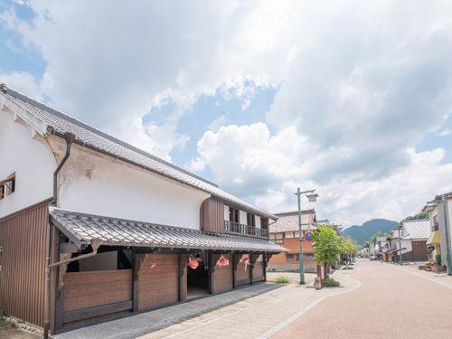 塩田津の「お試し住宅」前からの街並み。町と自然が隣り合わせにあります。