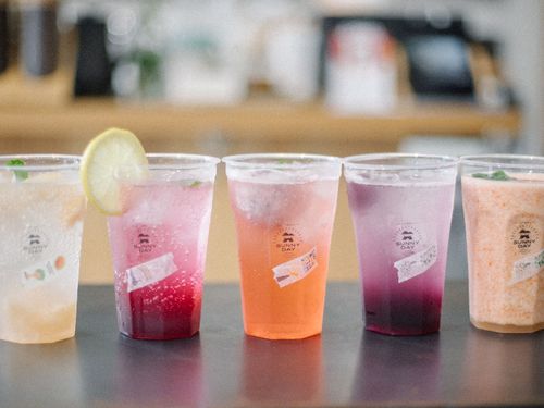 1Fにあるジューススタンドで新鮮なドリンクも楽しめます