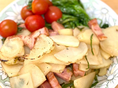 朝収穫した物を昼の賄いで頂く贅沢！この日のジャガイモは最高！