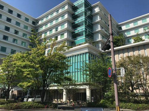 地域医療を支える小松島日赤病院が市街地の中心にあります。