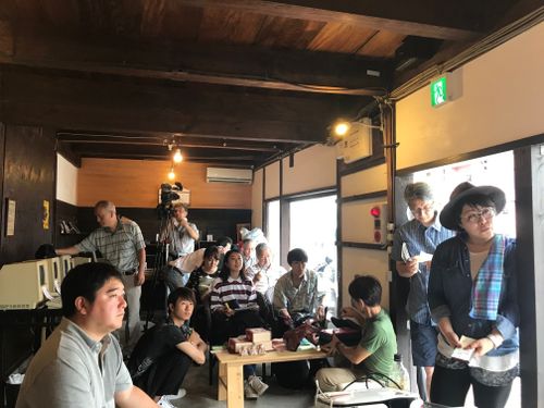 地域の人々と移住者が定期的に交流する場があります。