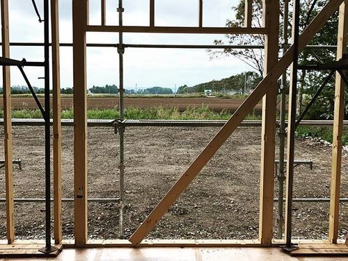 北海道らしい景色を楽しんでもらいたくて、大開口の窓をつけました。