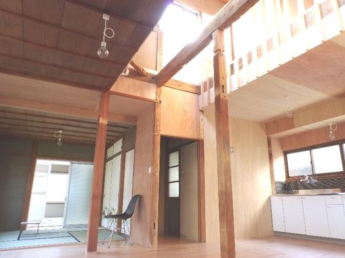 吹き抜けで自然光を採入れ、明るく開放的な空間を演出しています