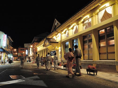 休日は、開湯1300年の城崎温泉で疲れを癒してください