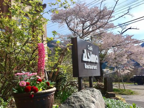お店は谷川岳に向かう町の主要道路沿線にあります。温泉街も徒歩圏内