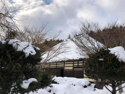 雪に埋もれる古民家で囲炉裏を囲みましょう