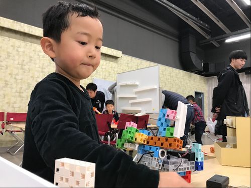ブロックで遊ぶ子ども