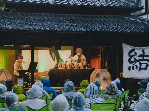 『結いのおと』では、ライブハウスや音楽ホールではなく、結城市を代表する寺院や酒蔵、着物問屋の建物や昭和初期に別荘として建てられた日本料理店、フランスの片田舎に迷い込んだかのようなカフェが一日限りのステージに。地域の人も快く使用を承諾してくれるというから驚きです…！