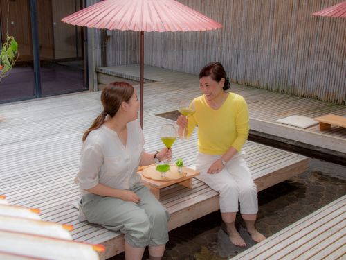 仕事の合間に、熱い足湯と冷たい嬉野茶という贅沢はいかがでしょうか？