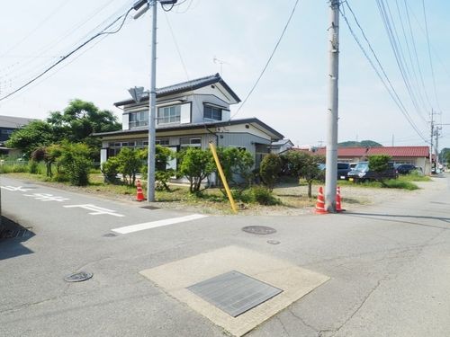 周辺の道幅は広く、車での出入りもスムーズです！