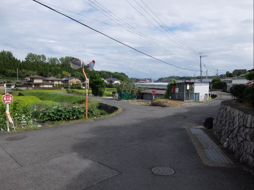 田園風景にたたずむ広大な敷地のレトロ屋敷