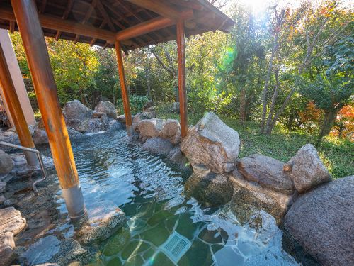 農産物直売所「鳴神の庄」からすぐの場所にある「鳴神温泉ななのゆ」