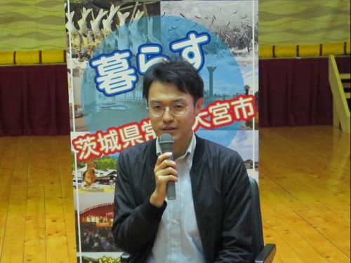 司会役の松原隊員