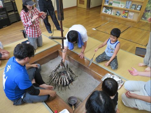 移住体験ツアーでイワナの塩焼き