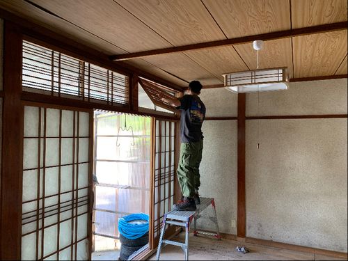 1人1人の希望を踏まえて島の「職」とのマッチングを図ります。（写真は空き家魅力化プロジェクトへ参画した男性の様子）